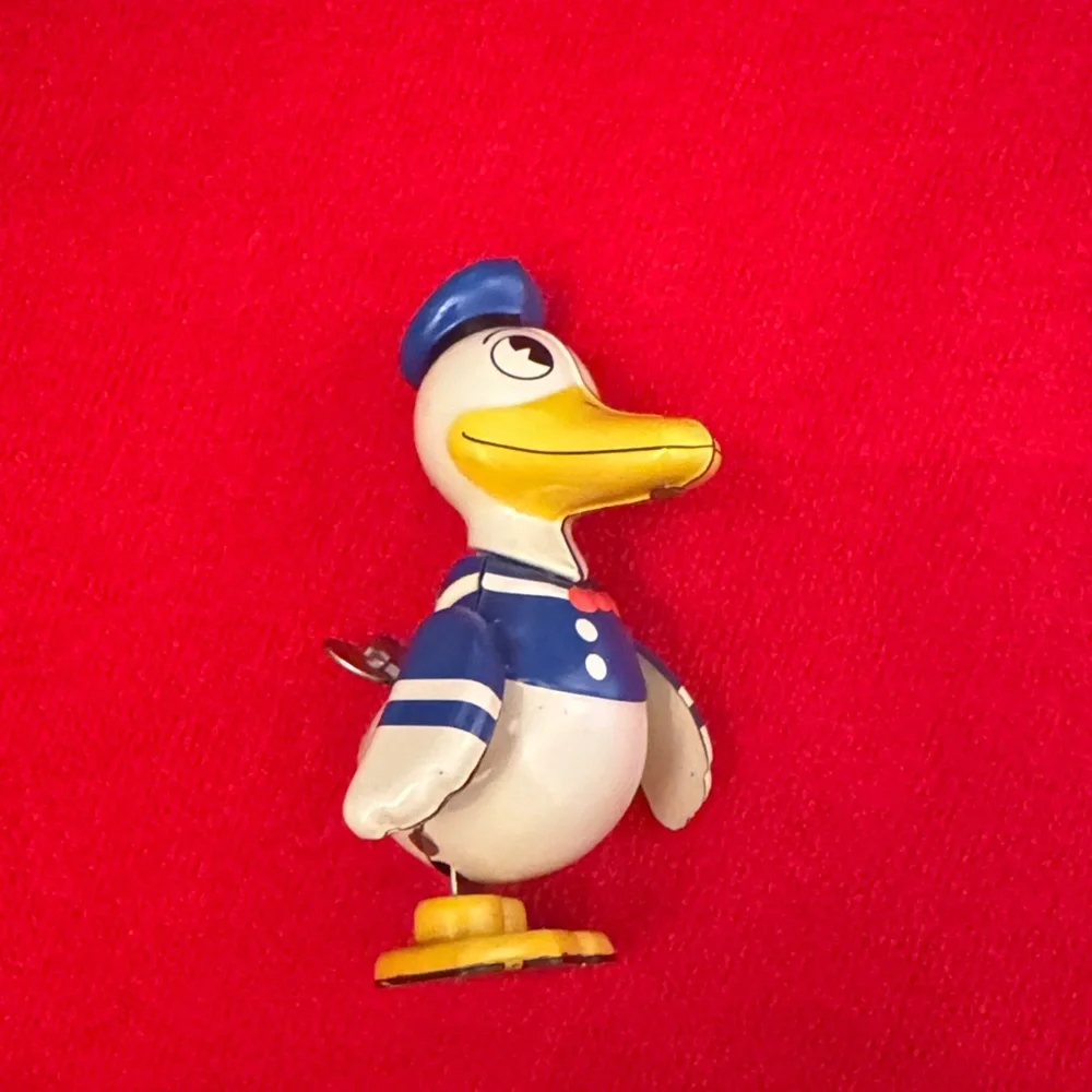 Disney Donald Duck Wind-Up Bird Toy with Yellow Beak Young Epoch 1980